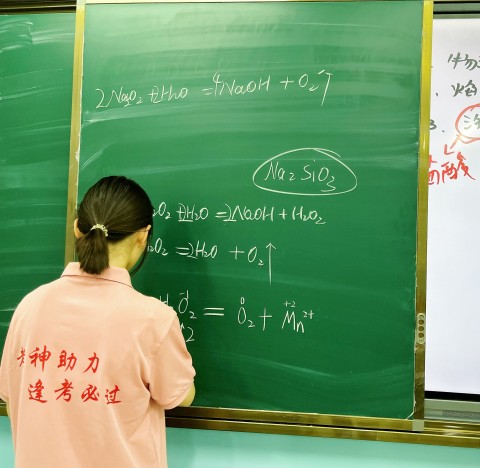 王后雄教育名師 | 提燈引路，育夢成光—佳成教育2023教師風(fēng)采系列報道（二）