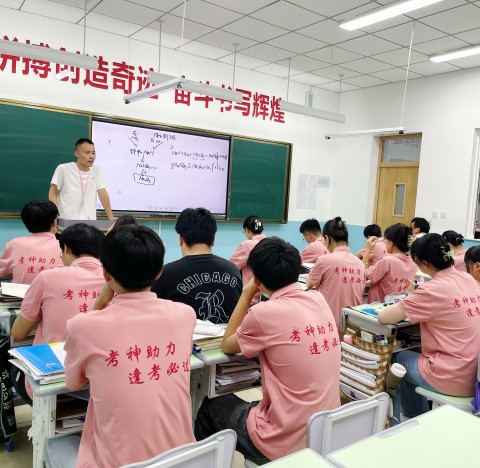 王后雄教育名師 | 提燈引路，育夢成光—佳成教育2023教師風(fēng)采系列報道（二）